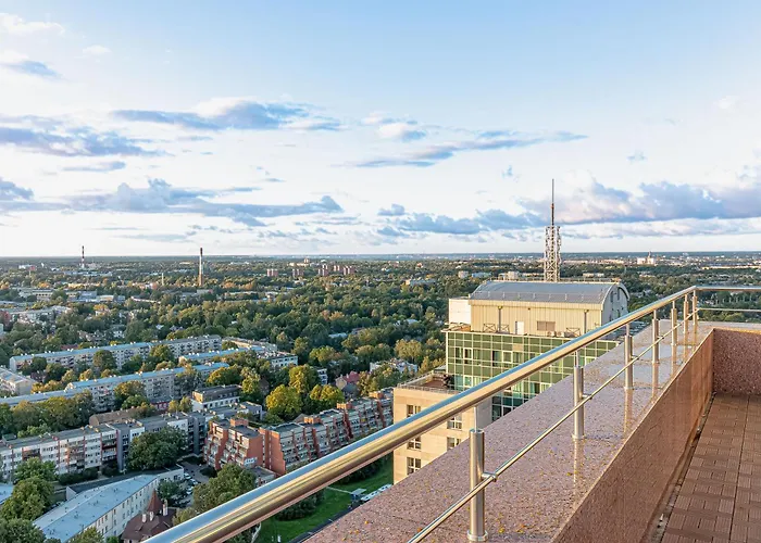 Apartamento Skyline Penthouse With Sunset Views, Jacuzzi & Free Parking Riga