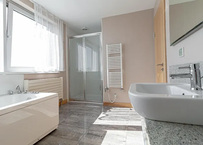 Skyline Penthouse With Sunset Views, Jacuzzi & Free Parking Apartamento Riga