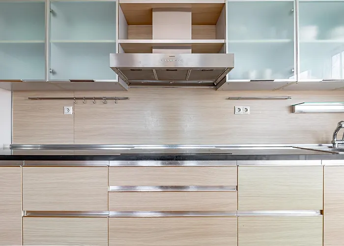 Skyline Penthouse With Sunset Views, Jacuzzi & Free Parking *