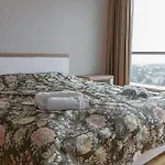 Skyline Penthouse With Sunset Views, Jacuzzi & Free Parking * ריגה