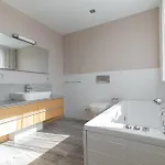 דירה Skyline Penthouse With Sunset Views, Jacuzzi & Free Parking
