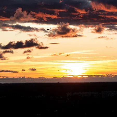 Skyline Penthouse With Sunset Views, Jacuzzi & Free Parking *
