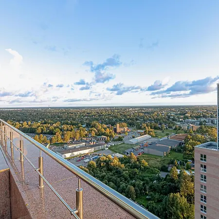 Skyline Penthouse With Sunset Views, Jacuzzi & Free Parking *