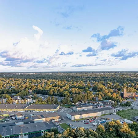 Skyline Penthouse With Sunset Views, Jacuzzi & Free Parking * Riga