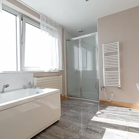 Skyline Penthouse With Sunset Views, Jacuzzi & Free Parking * Riga