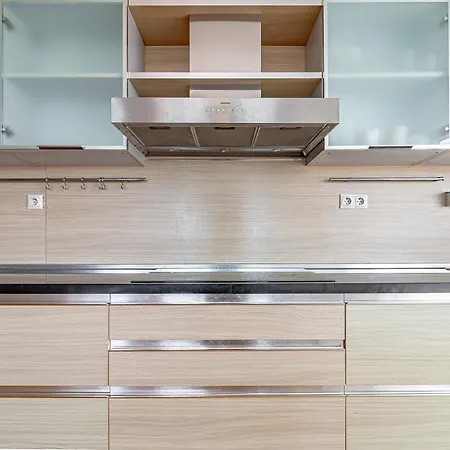 Skyline Penthouse With Sunset Views, Jacuzzi & Free Parking *