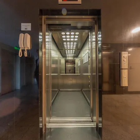 Skyline Penthouse With Sunset Views, Jacuzzi & Free Parking *