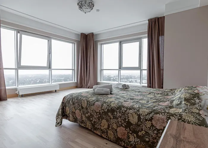 Skyline Penthouse With Sunset Views, Jacuzzi & Free Parking *