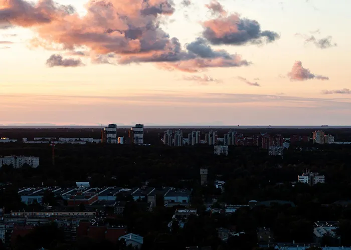 Skyline Penthouse With Sunset Views, Jacuzzi & Free Parking Lägenhet Riga