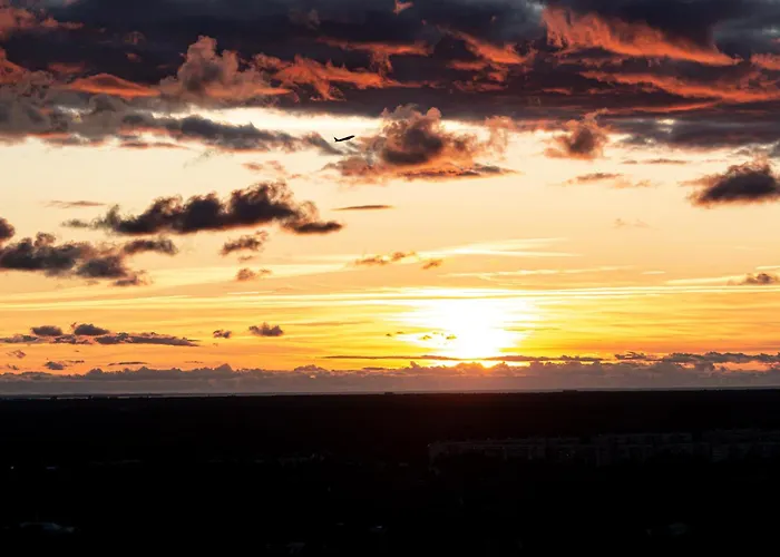 Skyline Penthouse With Sunset Views, Jacuzzi & Free Parking *