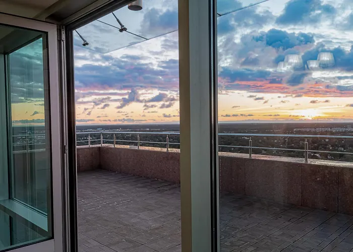 Skyline Penthouse With Sunset Views, Jacuzzi & Free Parking Apartment Riga