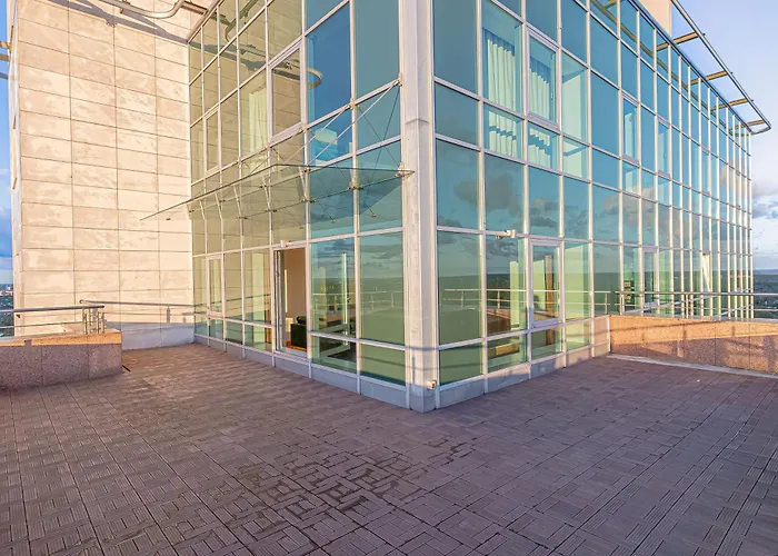 Skyline Penthouse With Sunset Views, Jacuzzi & Free Parking Lägenhet