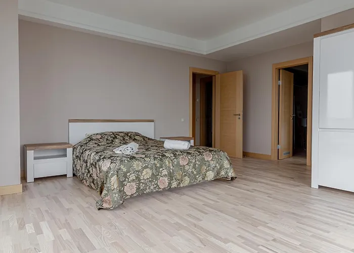 Skyline Penthouse With Sunset Views, Jacuzzi & Free Parking * 里加