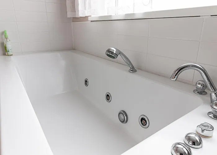 Skyline Penthouse With Sunset Views, Jacuzzi & Free Parking