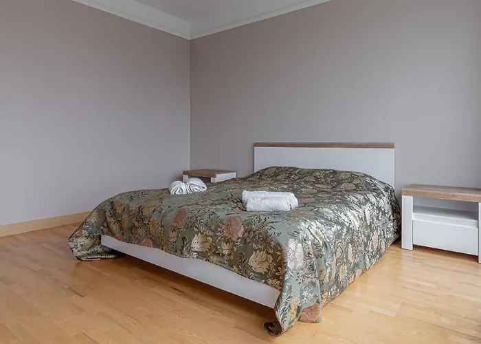 Skyline Penthouse With Sunset Views, Jacuzzi & Free Parking Lägenhet