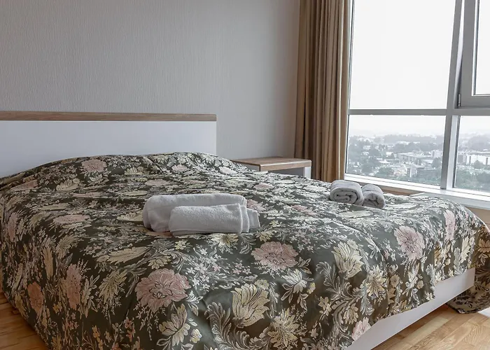 Skyline Penthouse With Sunset Views, Jacuzzi & Free Parking * 里加