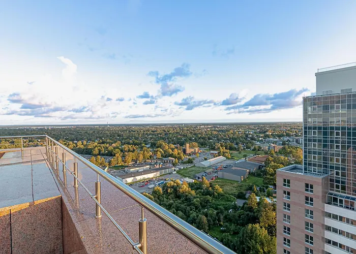 Skyline Penthouse With Sunset Views, Jacuzzi & Free Parking *