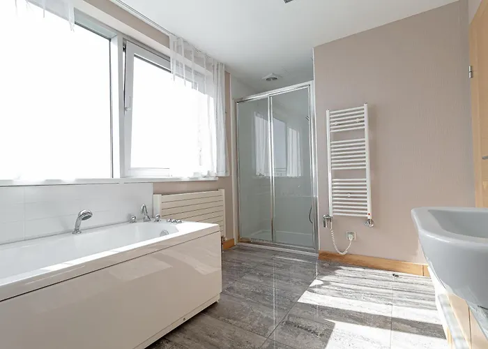 Skyline Penthouse With Sunset Views, Jacuzzi & Free Parking * 里加