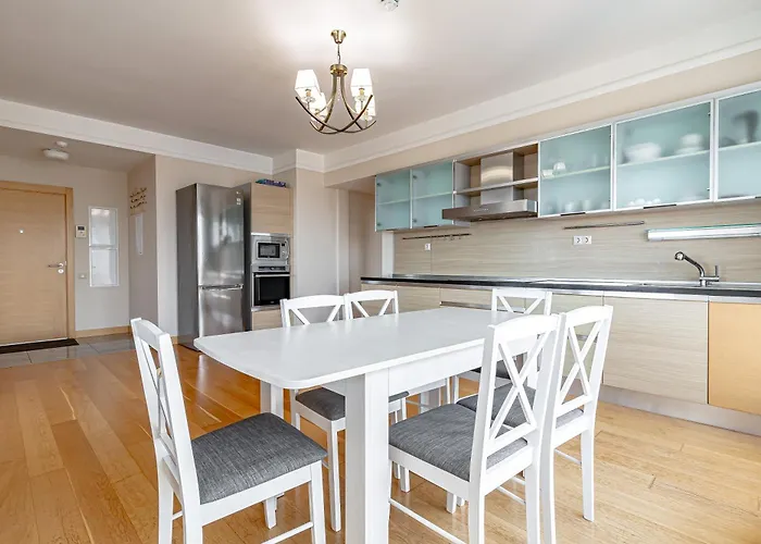 Skyline Penthouse With Sunset Views, Jacuzzi & Free Parking Daire Riga