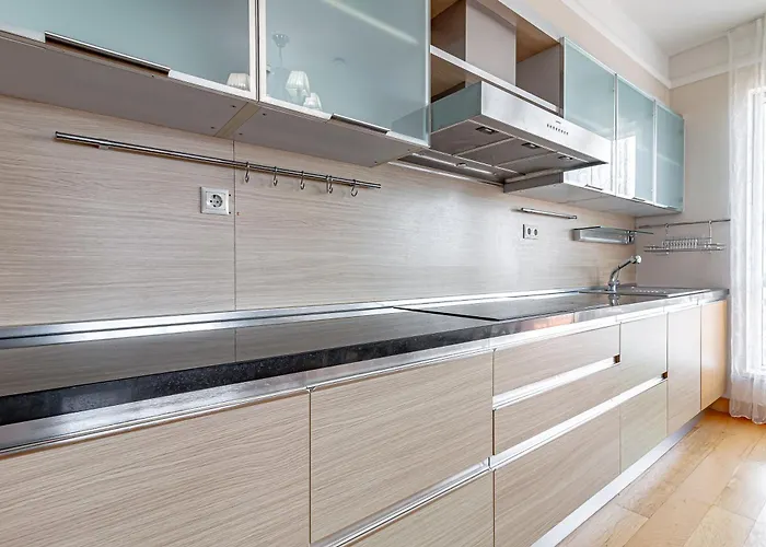 Skyline Penthouse With Sunset Views, Jacuzzi & Free Parking 里加