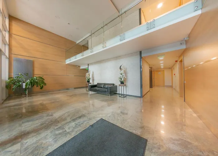 Skyline Penthouse With Sunset Views, Jacuzzi & Free Parking