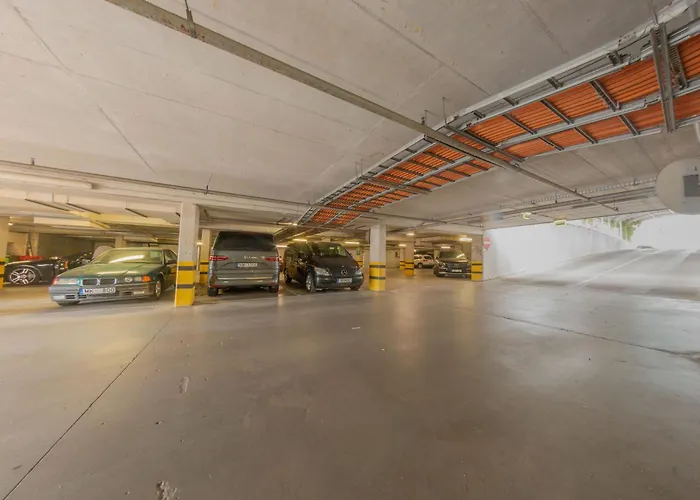 Daire Skyline Penthouse With Sunset Views, Jacuzzi & Free Parking *