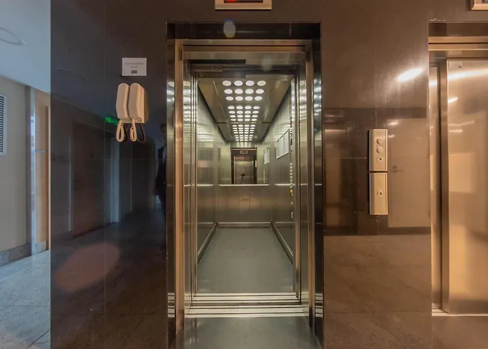 Skyline Penthouse With Sunset Views, Jacuzzi & Free Parking *