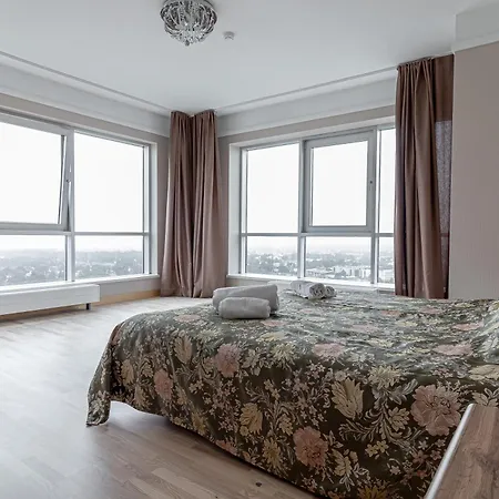 Skyline Penthouse With Sunset Views, Jacuzzi & Free Parking *