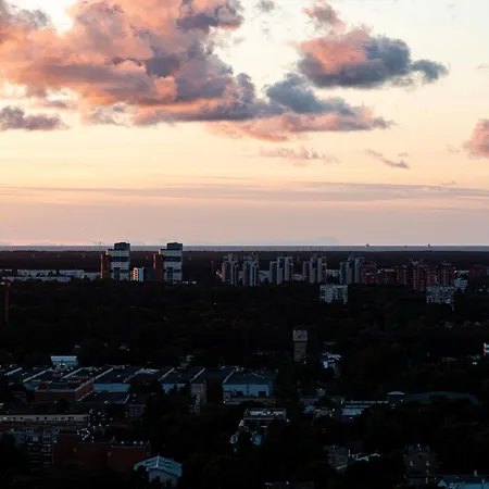 Skyline Penthouse With Sunset Views, Jacuzzi & Free Parking Апартаменты Рига