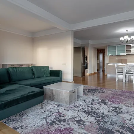 Skyline Penthouse With Sunset Views, Jacuzzi & Free Parking Апартаменты Рига