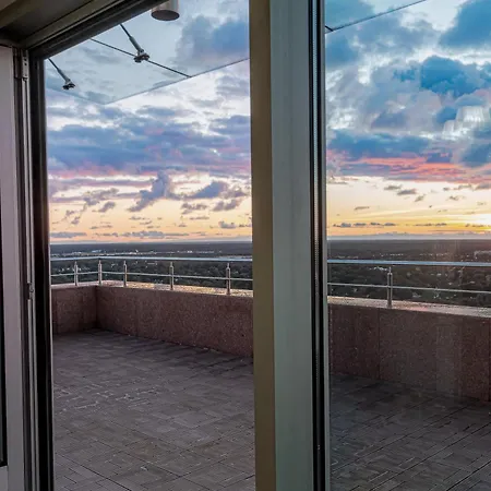 Skyline Penthouse With Sunset Views, Jacuzzi & Free Parking Apartament Ryga