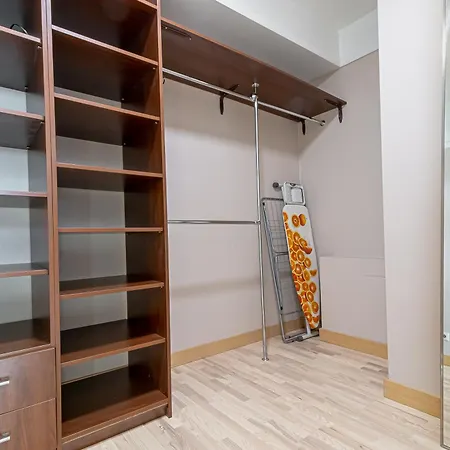 Skyline Penthouse With Sunset Views, Jacuzzi & Free Parking Апартаменты Рига