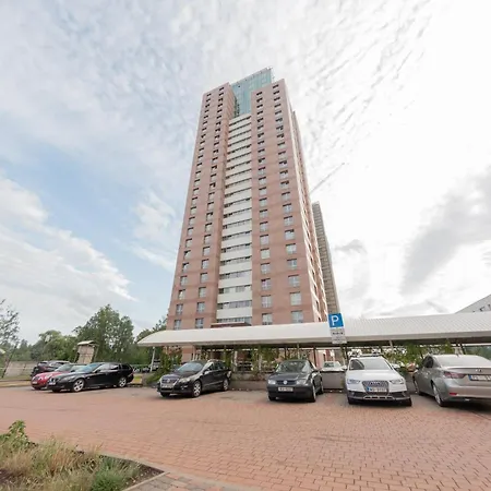 Skyline Penthouse With Sunset Views, Jacuzzi & Free Parking Рига